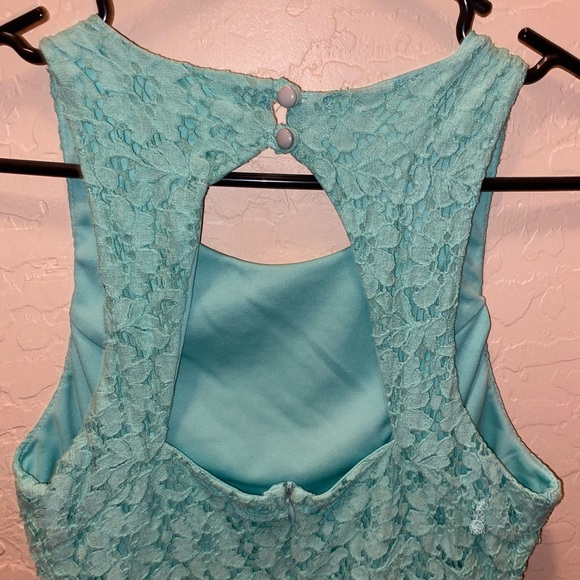 Lace dress - Picture 2 of 3